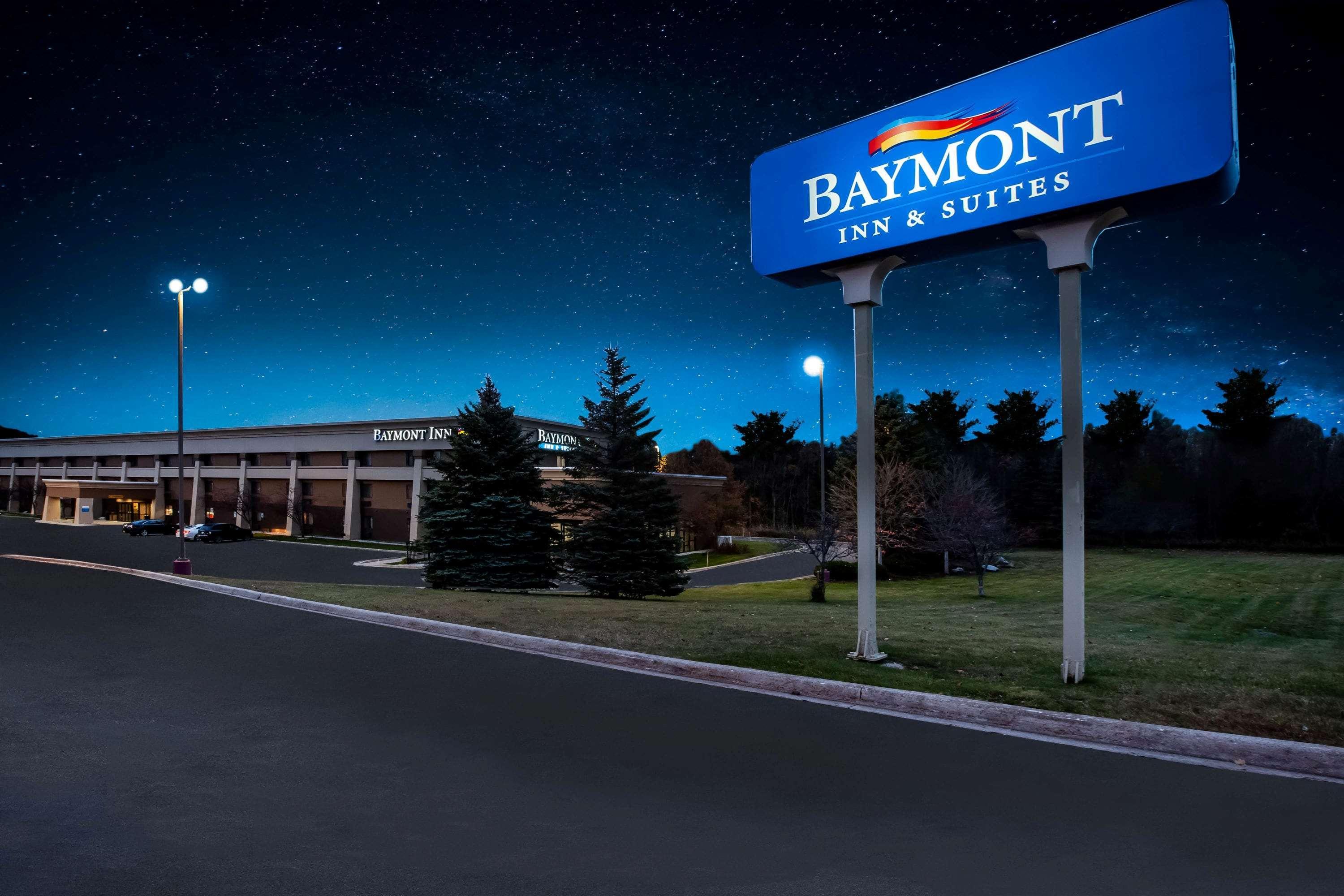 Baymont By Wyndham Травърс Сити Екстериор снимка